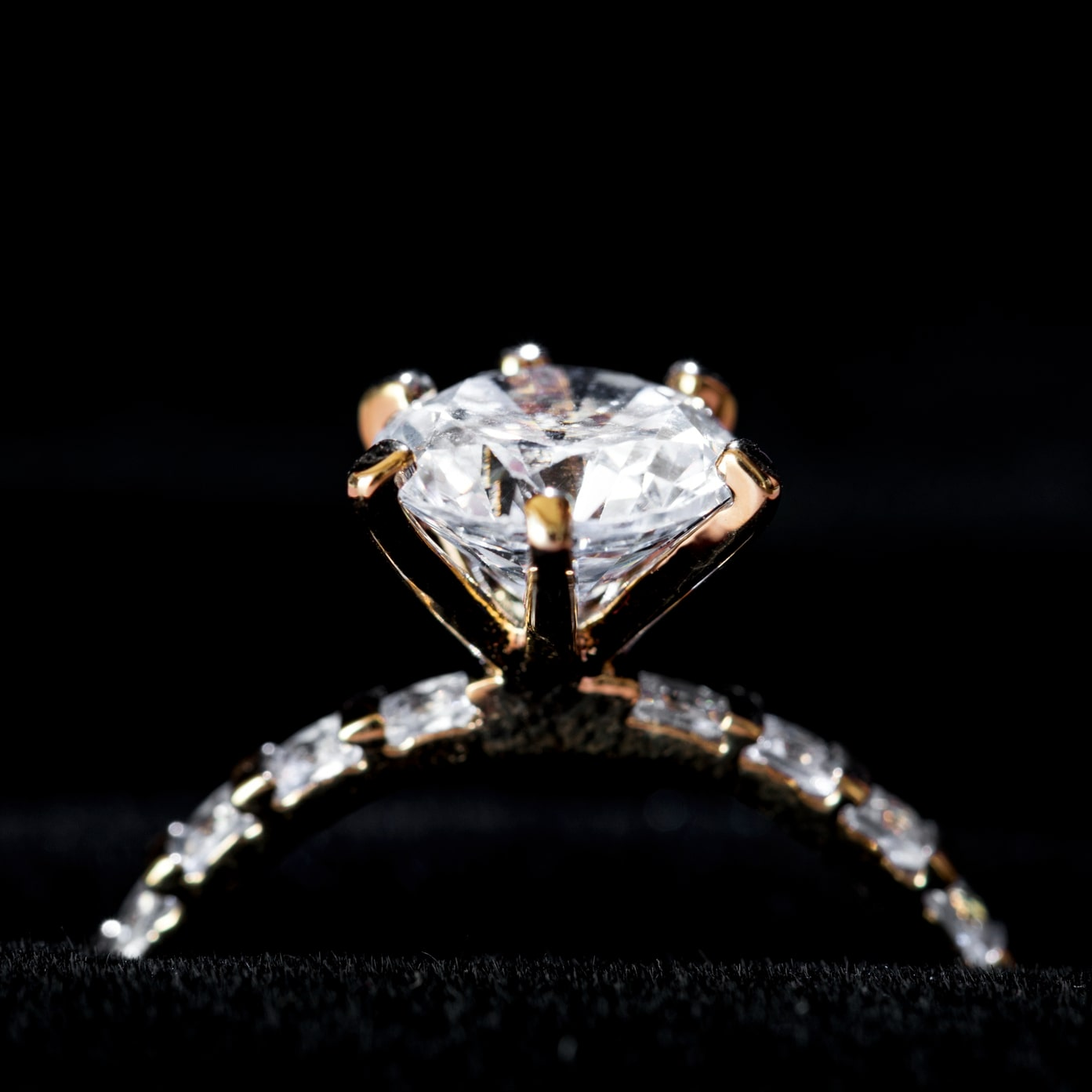 closeup-diamond-ring-min (1) 1